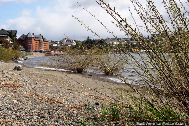 Stony beach at Lake Llanquihue in Puerto Varas, view towards the big lakeside hotel. (720x480px). Chile, South America.