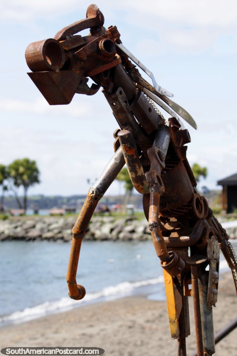 Esculturas metlicas feitas de vrias bits e partes de metal de venda em Porto Varas. (480x720px). Chile, Amrica do Sul.