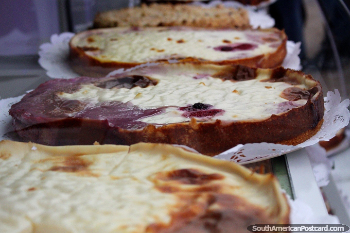 Specialist bread with a fruity topping at the Gourmet Food Fair in Puerto Varas. (720x480px). Chile, South America.