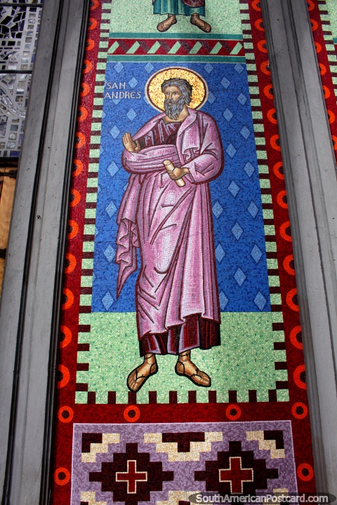 O santo Andres, parte de um mosaico de 20.000 telhas na catedral em Osorno. (480x720px). Chile, América do Sul.