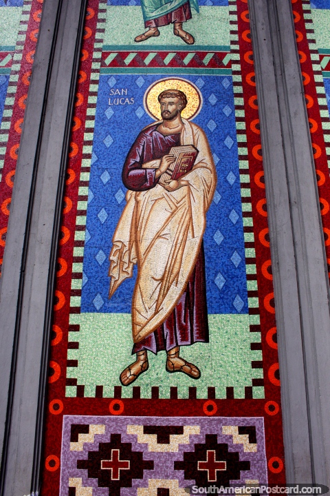 O santo Lucas, a catedral em Osorno tem os 12 profetas em um mosaico coberto com telhas. (480x720px). Chile, América do Sul.