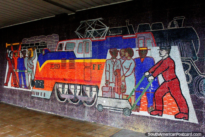 Outro mosaico coberto com telhas em Osorno, representando uma cena na estação de trem. (720x480px). Chile, América do Sul.