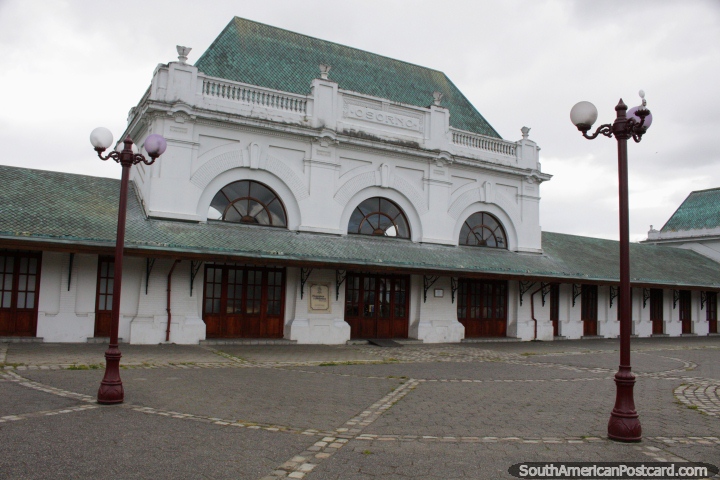 Estao de trem antiga em Osorno, agora um centro cultural, galeria e biblioteca. (720x480px). Chile, Amrica do Sul.