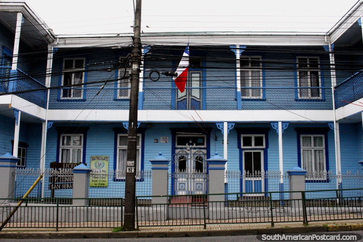 Un edificio histórico de madera azul en Osorno - Liceo Administración y Comercio San Sebastián. (720x480px). Chile, Sudamerica.