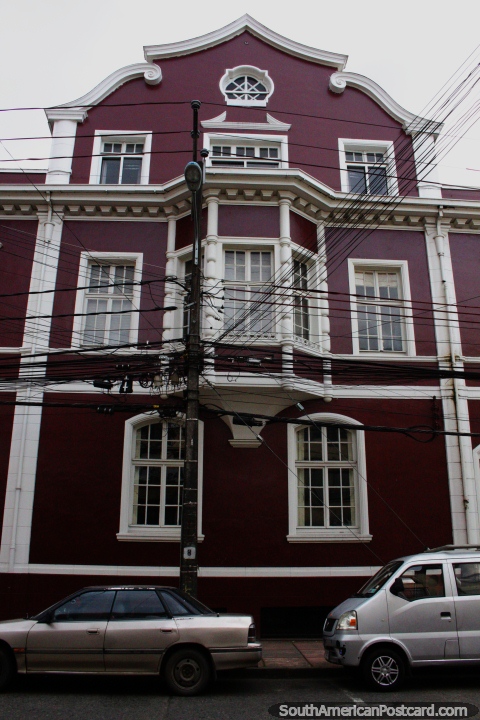 Edificio histórico de color marrón en Osorno, 3 niveles y muchas ventanas. (480x720px). Chile, Sudamerica.