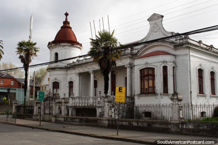 Um edifïcio histórico com uma torre e cúpula em Osorno. (720x480px). Chile, América do Sul.