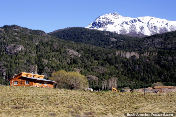Casa na zona rural em terra de cultivo entre a borda da Argentina e Futaleufu. (720x480px). Chile, Amrica do Sul.