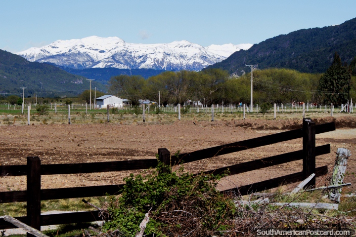 Cercas y tierras de cultivo, montaas y nieve, entre la frontera de Argentina y Futaleuf. (720x480px). Chile, Sudamerica.