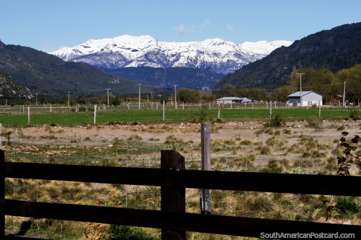 Caminando en el campo entre la frontera y Futaleufú, disfrutando del paisaje. (720x480px). Chile, Sudamerica.