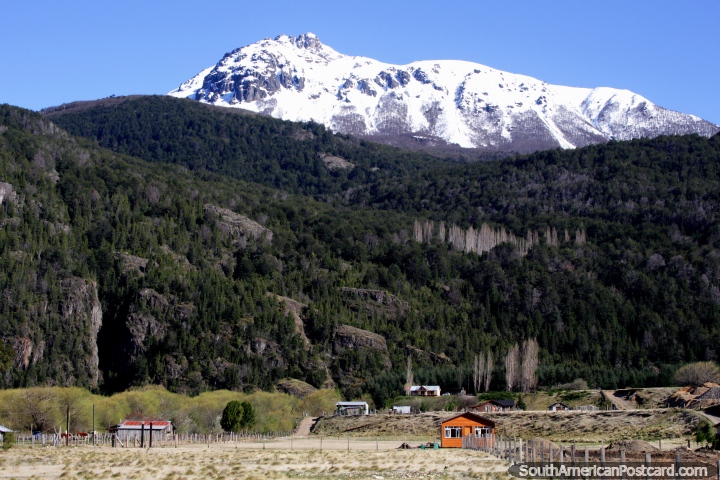 ¡Casas y tierra en el espectacular campo alrededor de Futaleufú! (720x480px). Chile, Sudamerica.