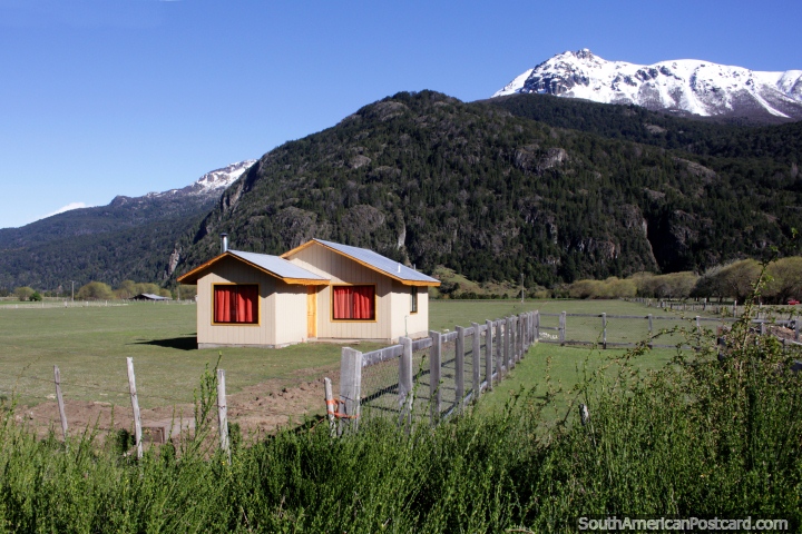 Casa sola, qu lugar tan fantstico para vivir, tanto espacio para patear un baln de ftbol, Futaleuf! (720x480px). Chile, Sudamerica.