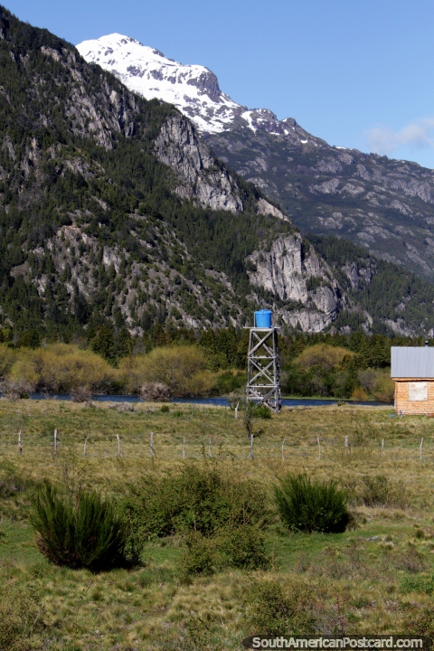 Torre de gua em terra aberta na zona rural abaixo de montanhas em volta de Futaleufu. (480x720px). Chile, Amrica do Sul.