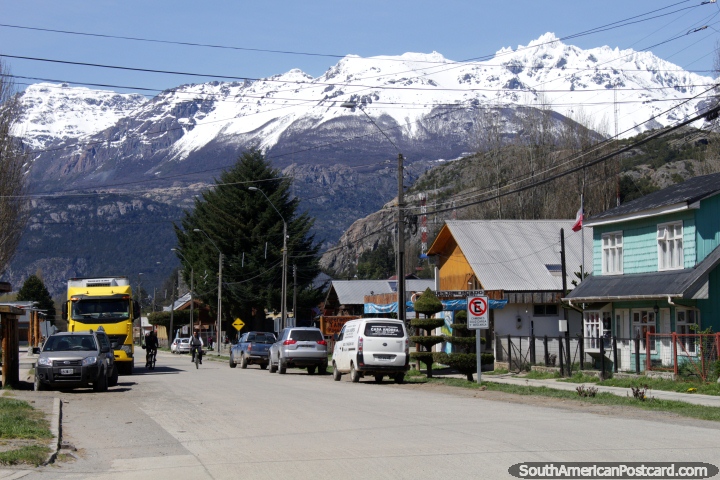 Casas, lojas e um fundo de montanhas cobertas de neve enormes em Futaleufu. (720x480px). Chile, Amrica do Sul.