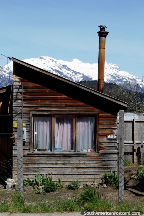 A casa de madeira com uma chamin de ao empilha em Futaleufu, lugar frio no inverno. (480x720px). Chile, Amrica do Sul.