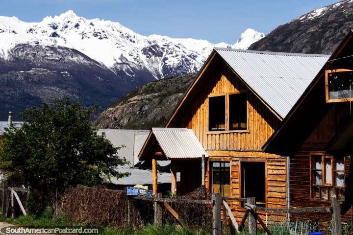 Casas de A-framed de madeira com telhados de ferro, proteo contra o tempo de inverno em Futaleufu. (720x480px). Chile, Amrica do Sul.
