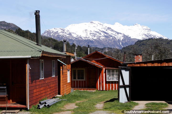 Casas en Futaleuf, hechas de madera, muchas chimeneas para mantenerlos calientes. (720x480px). Chile, Sudamerica.