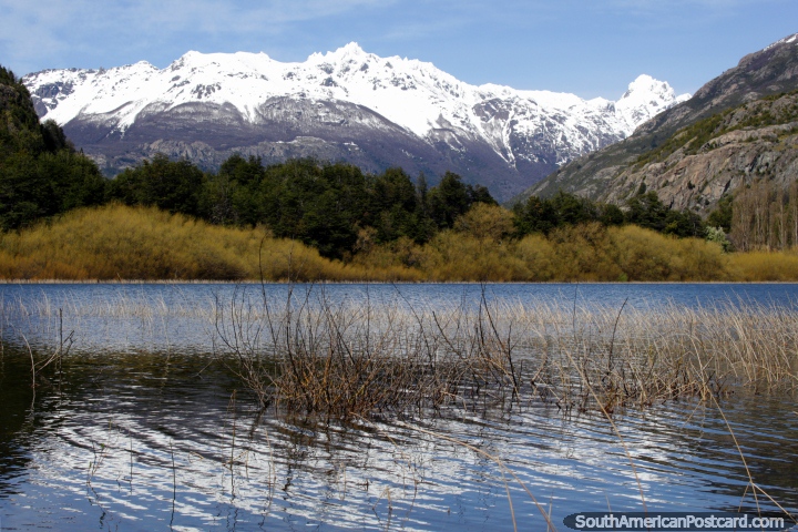 Laguna Espejo refleja las montaas cubiertas de nieve en sus aguas en Futaleuf. (720x480px). Chile, Sudamerica.