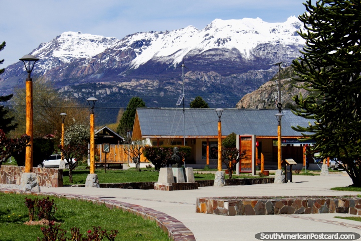 Tranquilo em outubro, o Praa de Armas em Futaleufu tem um fundo bonito de montanhas. (720x480px). Chile, Amrica do Sul.