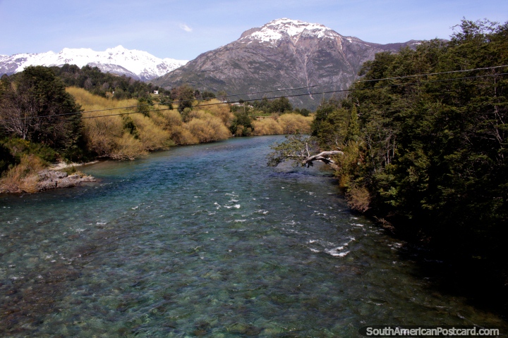 O Rio Espolon em Futaleufu corre em direção ao Rio maior Futaleufu perto da borda argentina. (720x480px). Chile, América do Sul.