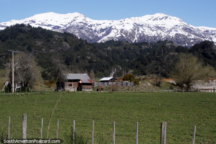 Encabear Sudoeste de Futaleufu atravs de terra de cultivo na direo de casa de campo Santa Lucia. (720x480px). Chile, Amrica do Sul.
