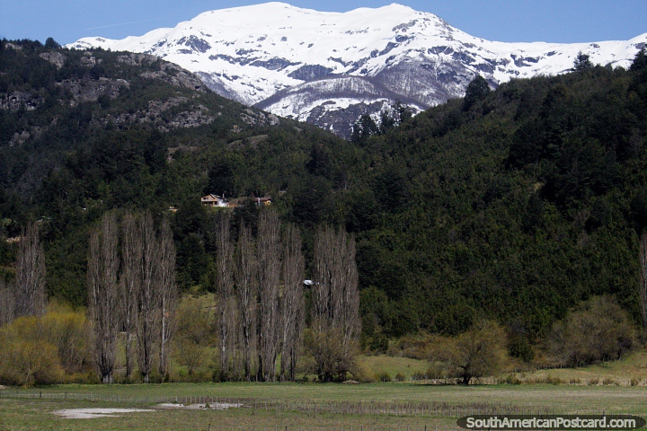 Entre Futaleufu e Porto Ramirez, casas a meio caminho de uma montanha, terreno vasto. (720x480px). Chile, América do Sul.