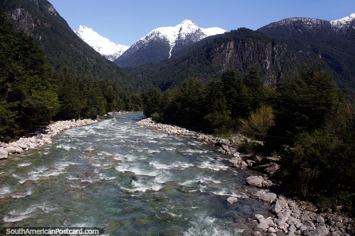 ¡El Río Futaleufú presenta un desafío para los balseros y los kayaks y es famoso por esta razón! (720x480px). Chile, Sudamerica.