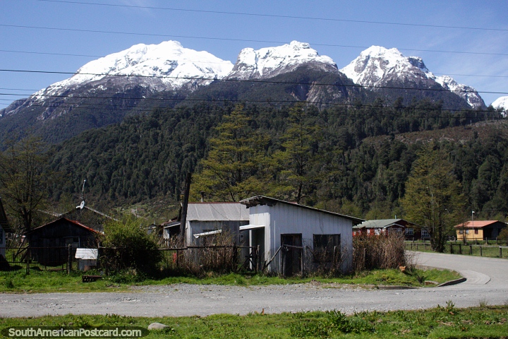 Villa Santa Lucia, 2 horas en autobs desde Futaleuf, en direccin a Coyhaique. (720x480px). Chile, Sudamerica.