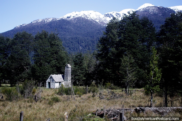 Pequeña iglesia blanca con una cruz en la parte superior de la torre en el bosque alrededor de Villa Santa Lucia. (720x480px). Chile, Sudamerica.