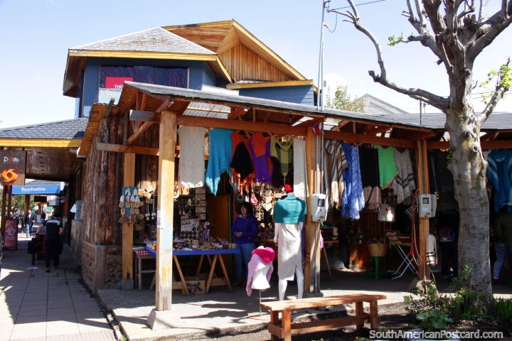 Tecidos jérsei lanosos e xales, presentes e lembranças, que fazem compras em Coyhaique. (720x480px). Chile, América do Sul.