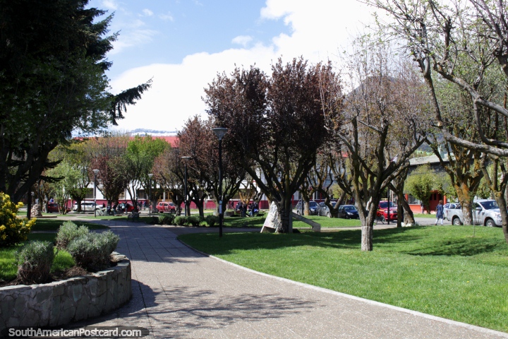 Árvores, jardins e grama, um lugar bonito de descansar no Praa de Armas em Coyhaique. (720x480px). Chile, Amrica do Sul.