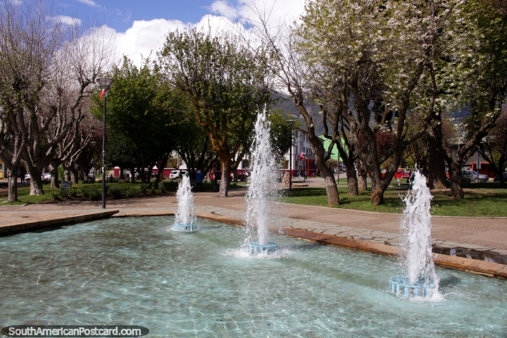 Fuente en la Plaza de Armas en Coyhaique, la plaza es como un parque y tiene forma de pentgono. (720x480px). Chile, Sudamerica.