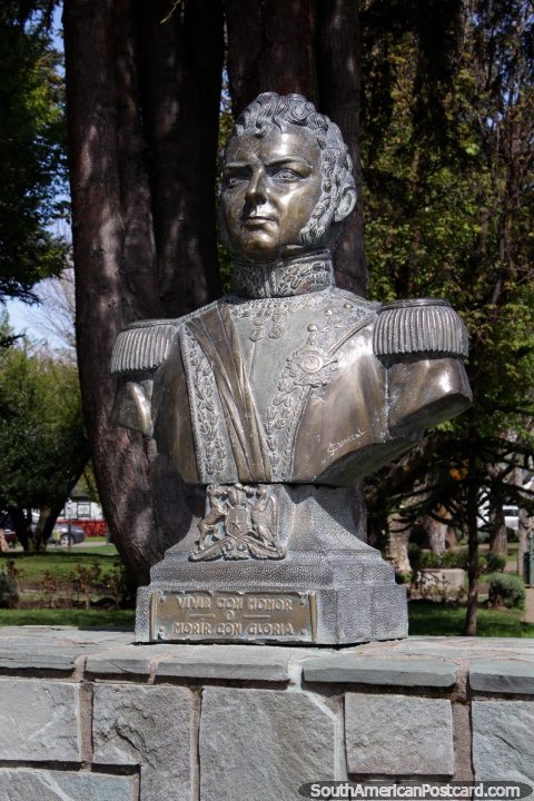 Bernardo O-Higgins (1778-1842), lder de la independencia de Chile, busto en Coyhaique. (480x720px). Chile, Sudamerica.