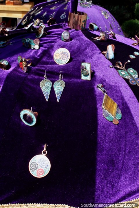 As jóias fazem-se da pedra metálica e colorida na feira de ofïcios na praça pública em Coyhaique. (480x720px). Chile, América do Sul.