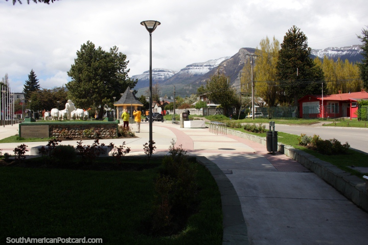 Plaza del Pionero al inicio del Paseo Baquedano en Coyhaique, un rea con monumentos y un parque infantil. (720x480px). Chile, Sudamerica.