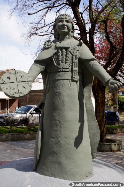 Obra esculpida llamada Cultura y Transicin en Coyhaique del pueblo Mapuche que ayud a crear la regin de Aysn. (480x720px). Chile, Sudamerica.