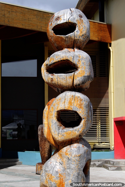 Escultura hecha de bolas de madera fuera del Centro Cultural Coyhaique. (480x720px). Chile, Sudamerica.