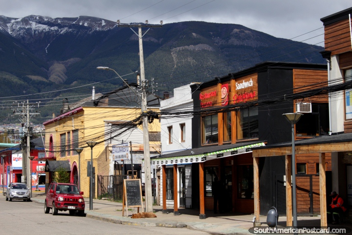 Tienda de pizza y sándwiches en una calle de Coyhaique, montañas en la distancia. (720x480px). Chile, Sudamerica.