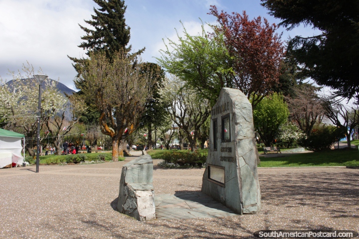 Praça de Armas, o quadrado principal em Coyhaique com muitas árvores e sombra. (720x480px). Chile, América do Sul.