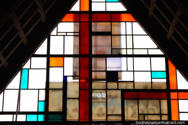 Janela de vidro manchada na entrada na catedral em Coyhaique. (720x480px). Chile, Amrica do Sul.