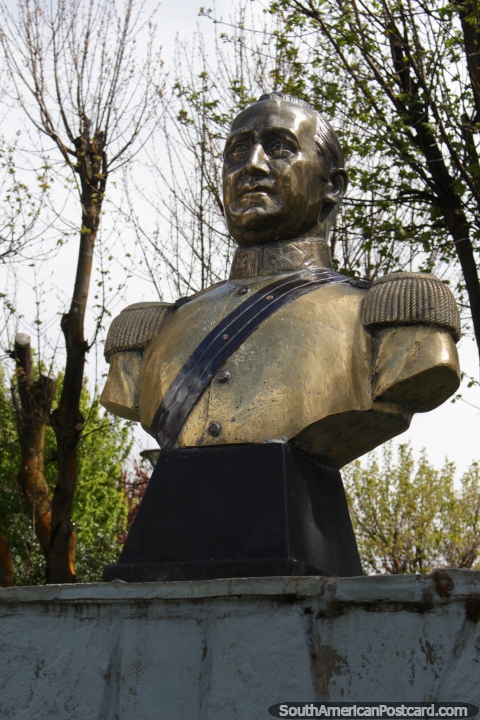 Luis Marchant Gonzalez, fundador da regio de Aysen e polcia busto geral, dourado em Coyhaique. (480x720px). Chile, Amrica do Sul.