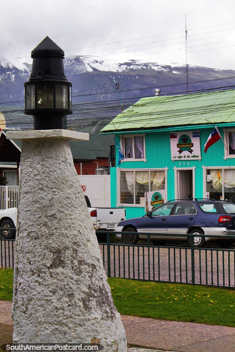 Farol leve na praça pública de Arturo Prat, oficial naval, montanhas nevosas distantes em Coyhaique. (480x720px). Chile, América do Sul.