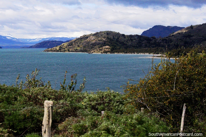 El Lago General Carrera aparece muy cerca de Puerto Río Tranquilo. (720x480px). Chile, Sudamerica.