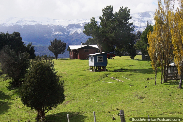 Belo lugar de viver, aloje em terra verde com árvores e montanhas perto de Porto Rio Tranquilo. (720x480px). Chile, América do Sul.