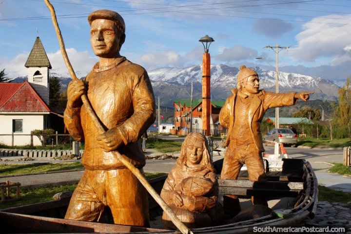 3 figuras doradas en un bote, un monumento fantástico en la plaza de Puerto Río Tranquilo. (720x480px). Chile, Sudamerica.