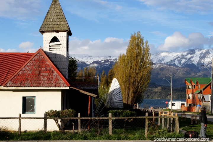 Iglesia y calle hasta el lago en Puerto Río Tranquilo, un pequeño pueblo tranquilo. (720x480px). Chile, Sudamerica.