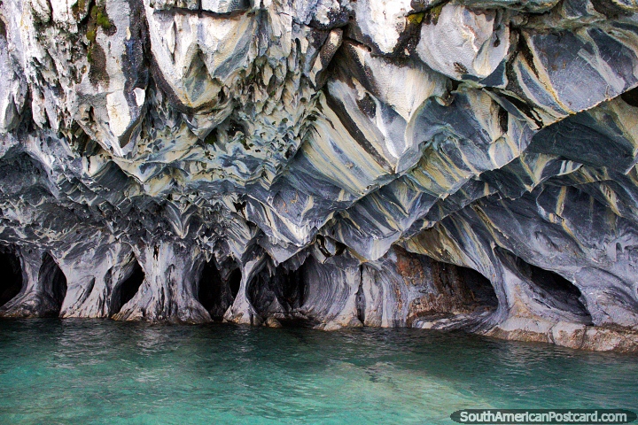 Cavernas de Mrmore assombrosas (Capelas de Mrmore) em guas verde-esmeraldas transparentes, Porto Rio Tranquilo. (720x480px). Chile, Amrica do Sul.