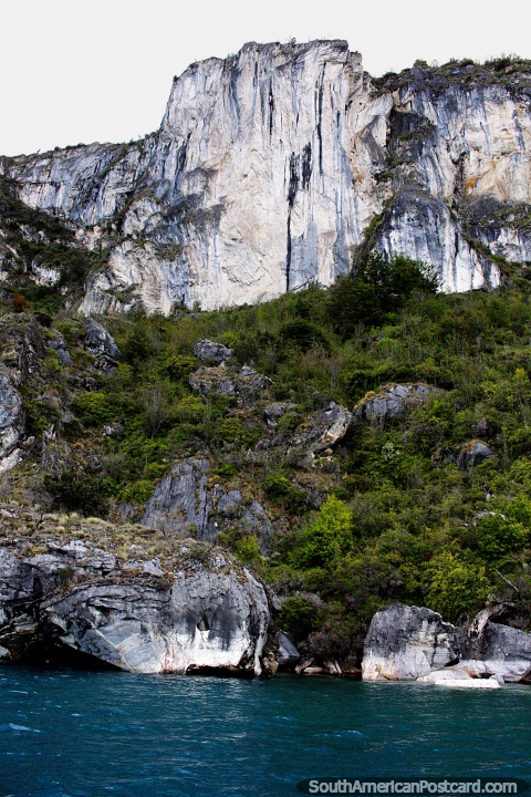Interesante acantilado alrededor del rea de las cuevas de mrmol en Puerto Ro Tranquilo. (480x720px). Chile, Sudamerica.