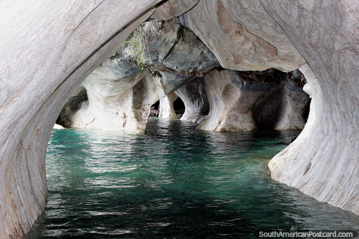O mármore assombroso desmorona Porto Rio Tranquilo - Capelas de Mármore, cavernas e túneis. (720x480px). Chile, América do Sul.