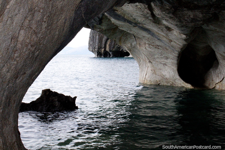 Un foto especial de las cuevas de mármol, estamos dentro de una de las cavernas, Puerto Río Tranquilo. (720x480px). Chile, Sudamerica.