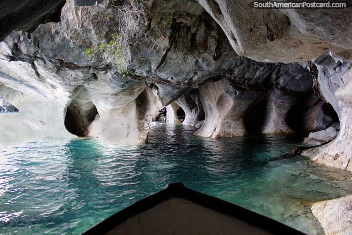 Excitação, olhe que transparente a água é! Este é o Capelas de Mármore (cavernas de mármore) em Porto Rio Tranquilo. (720x480px). Chile, América do Sul.